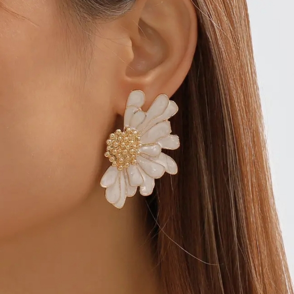 2 for$5 🚀NWT Half Flower Stud Earrings Copper Plated Jewelry - Picture 4 of 4